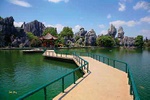 Pond at park entrance - China L511 (sizes: 400x600; 600x900; 900x1350mm)